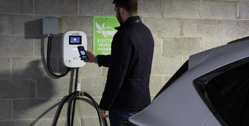Cargador de vehículos eléctricos en estacionamiento Cargador de vehículos eléctricos en estacionamiento