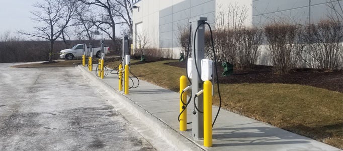 Cargadores de vehículos eléctricos en estacionamiento comercial
