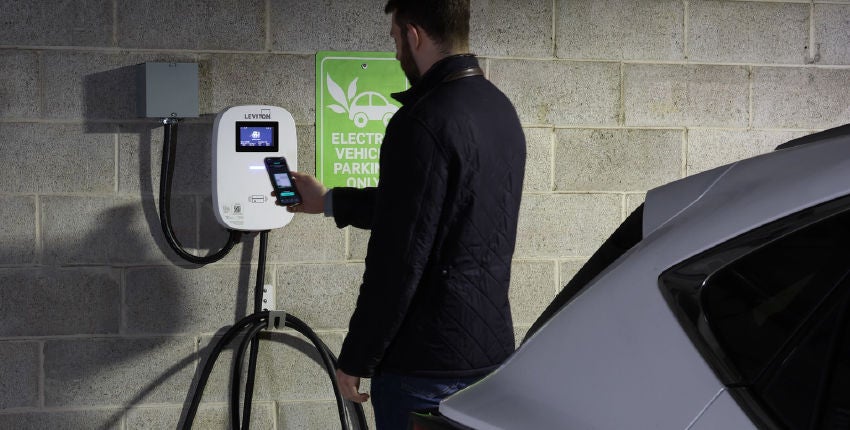 Cargador de vehículos eléctricos en estacionamiento