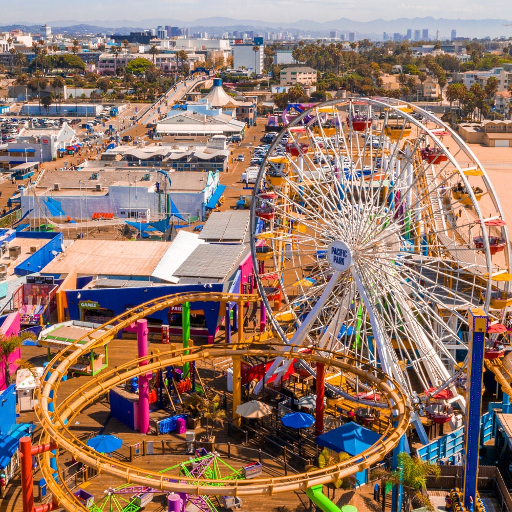 Ferris Wheel and Roller Coaster en el parque de diversiones