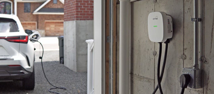 Cargador de vehículos eléctricos conectable en garaje residencial