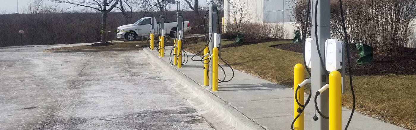 Serie EV con pedestal de manejo de cordones en edificio comercial